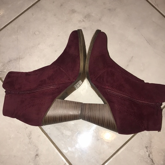 Women’s Sz 8 Wine Booties - Picture 3 of 3